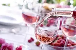 Tudo Sobre a Safra de Vinho Rosé: Quando e Como Escolher