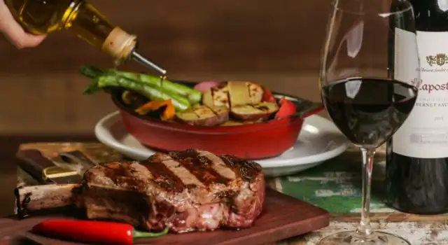 A Arte de Harmonizar Vinho Tinto com Comidas